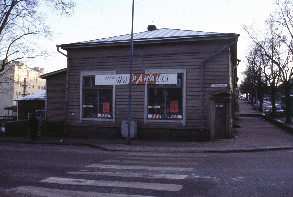 Eetun Halpahalli puutalossa