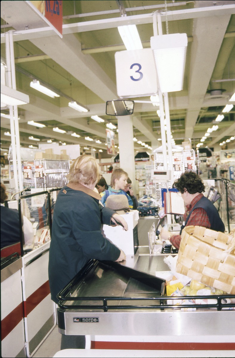Eka-marketin kassalinjasto ja ostoskärryt