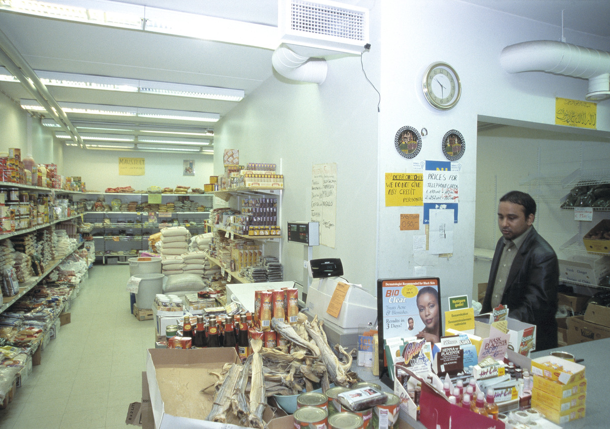 Maharaja Afro & Asian Marketin kassa ja hyllyrivit